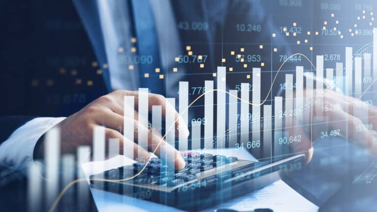 Geschäftsanalyse mit Diagrammen und Taschenrechner, die das globale Steuersystem und Pillar 2 darstellen.