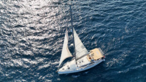 Company-owned boat and apartment used for private purposes – tax implications