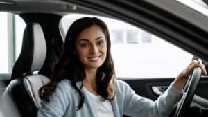 Službeni automobil parkiran ispred ureda, ilustracija oporezive premije za privatnu upotrebu u Hrvatskoj